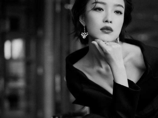 姿势太甜，倪妮手写书法《香格里拉》泪洒舞台