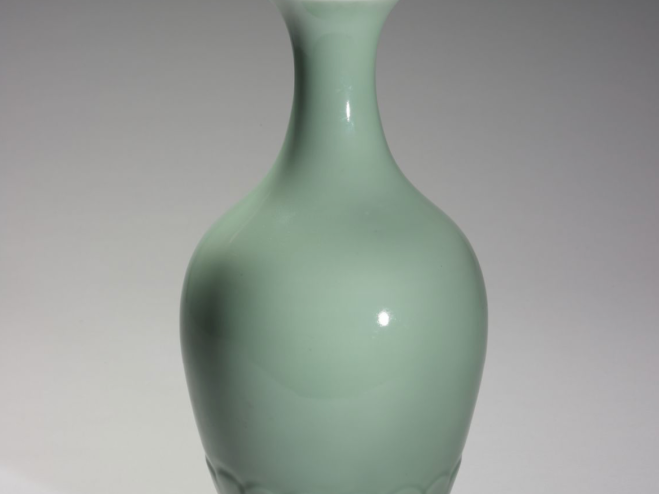 雍正窑 冬青菊瓣纹瓶