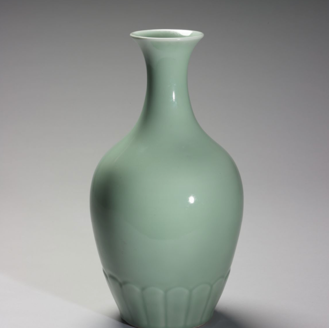 雍正窑 冬青菊瓣纹瓶